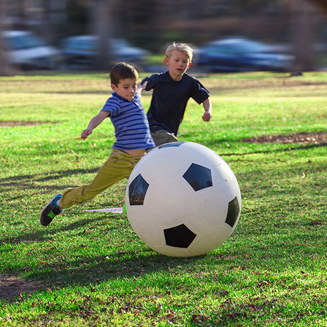 30 мяч. Big Soccer Ball. Большой Биги Биги футбол. Мяч 30 см в руке у ребенка. Games with a Ball.